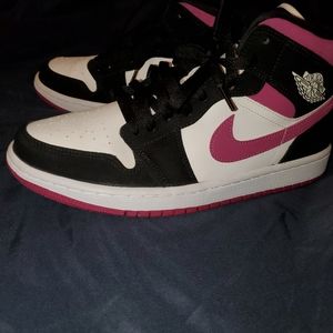 Jordan (Nike) ones Mid.